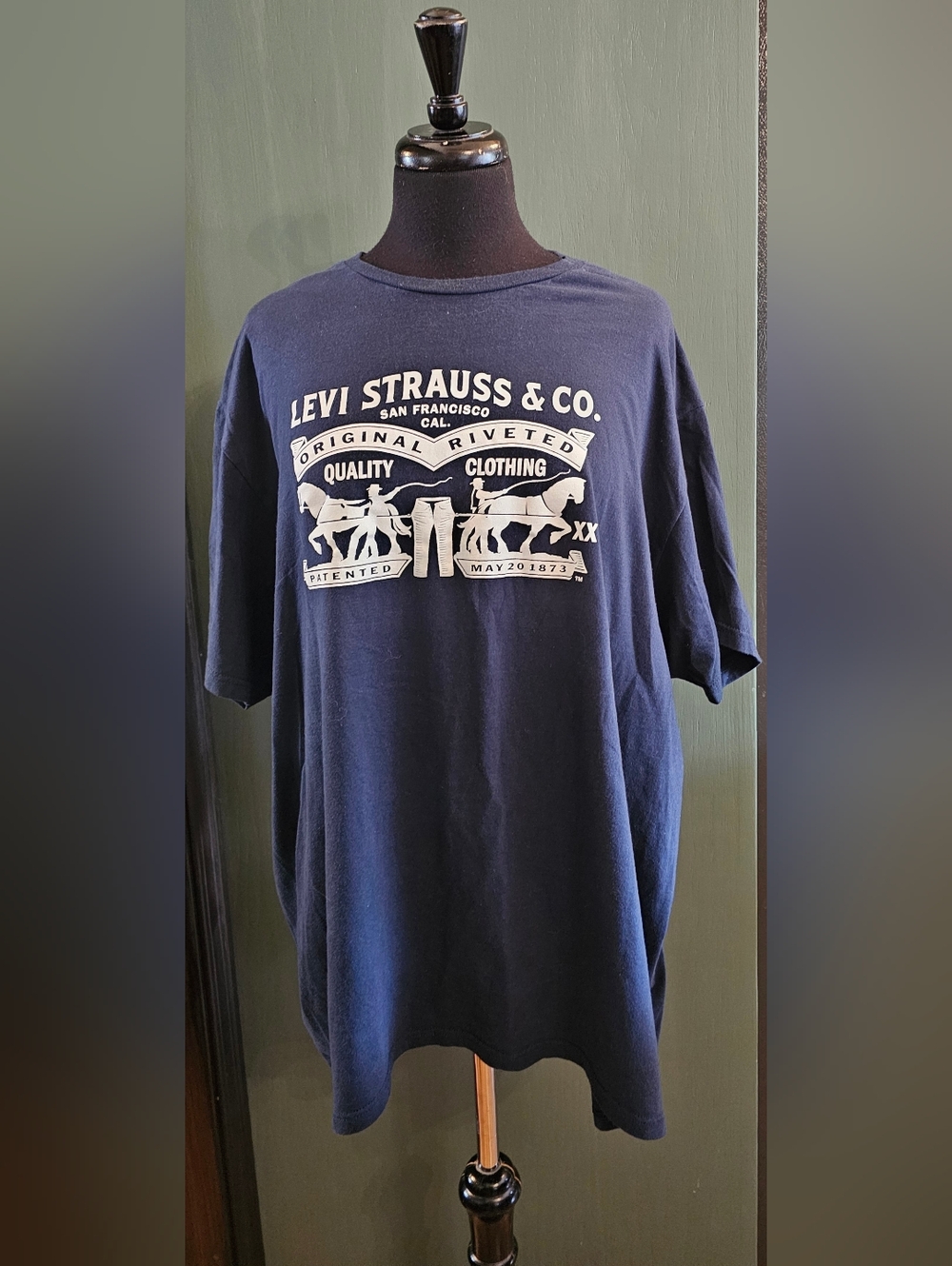 Levi's Navy Short-Sleeve Graphic Tee with White Logo